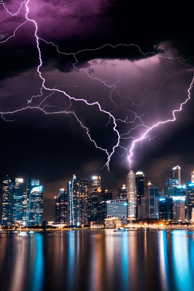 雷雨在摩天大楼
